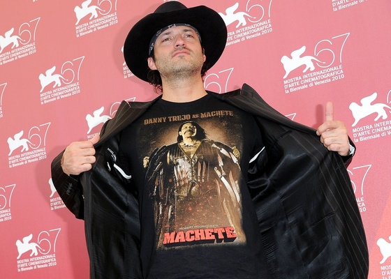 robert rodriguez mostra camiseta do filme machete no festival de veneza 1092010