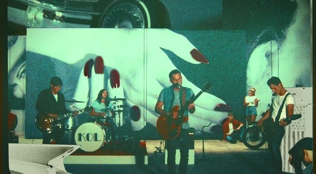 kings of leon band perform in supersoaker video