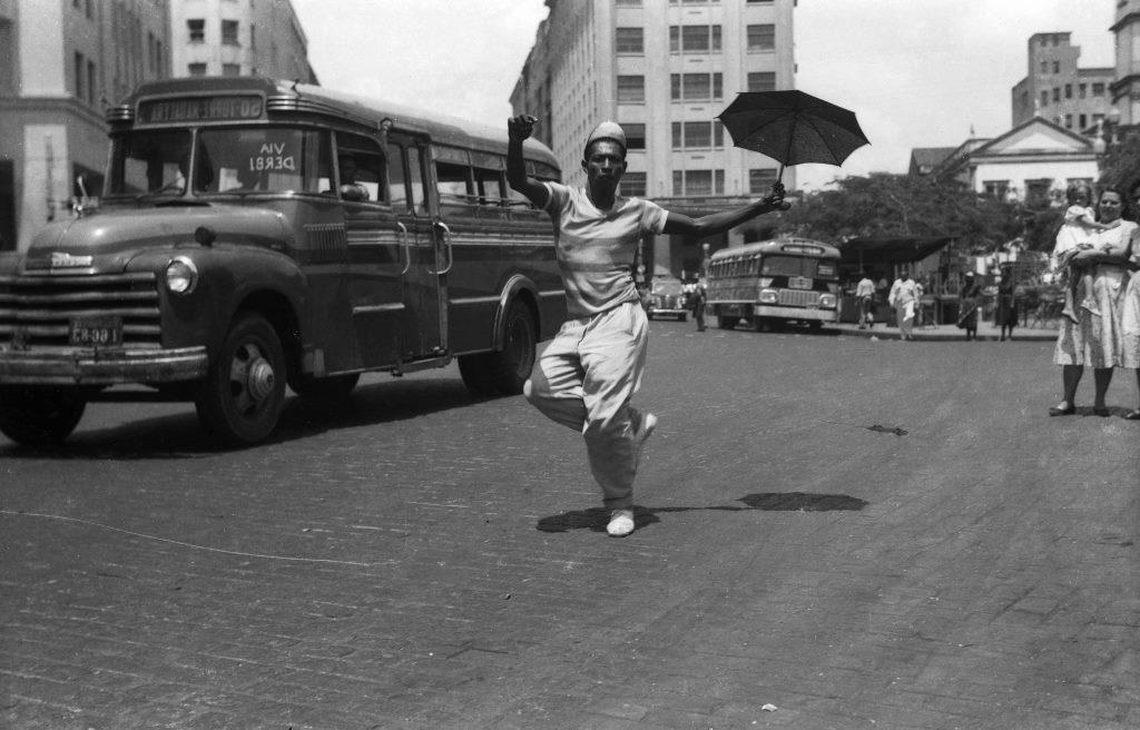 04639 Carnaval de 1955 Passista na Pracinha foto Roberto Cavalcanti