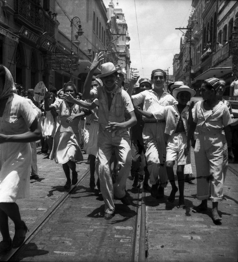 07727 Carnaval de 1944 grupo de Foliões fazendo o passo foto Alexandre Berzin