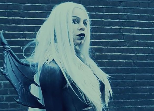 Carmem Red Light frame do clipe Faith No More 1