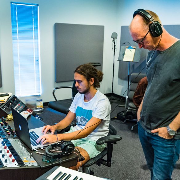 18.05.04 Boogarins Space Recording 4. benke Ferraz e o engenheiro de som Tim Gerronjpg