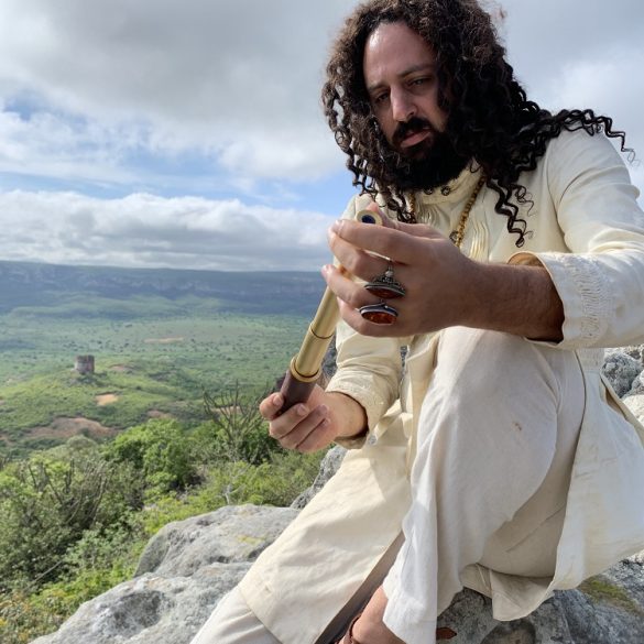 A música é uma regravação da canção do seu pai, Alceu Valença, para o filme 'A luneta do tempo' (Foto: Vitor Carvalho / Divulgação)