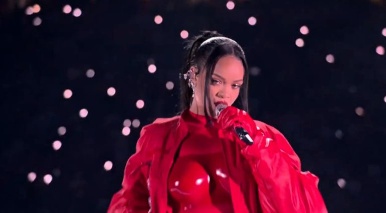Rihanna traz muitos hits, palco flutuante e batidas funk em seu retorno ...