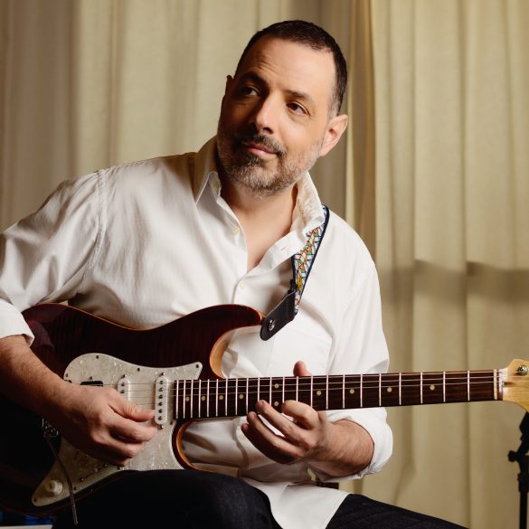 Fernando Grecco tocando guitarra.