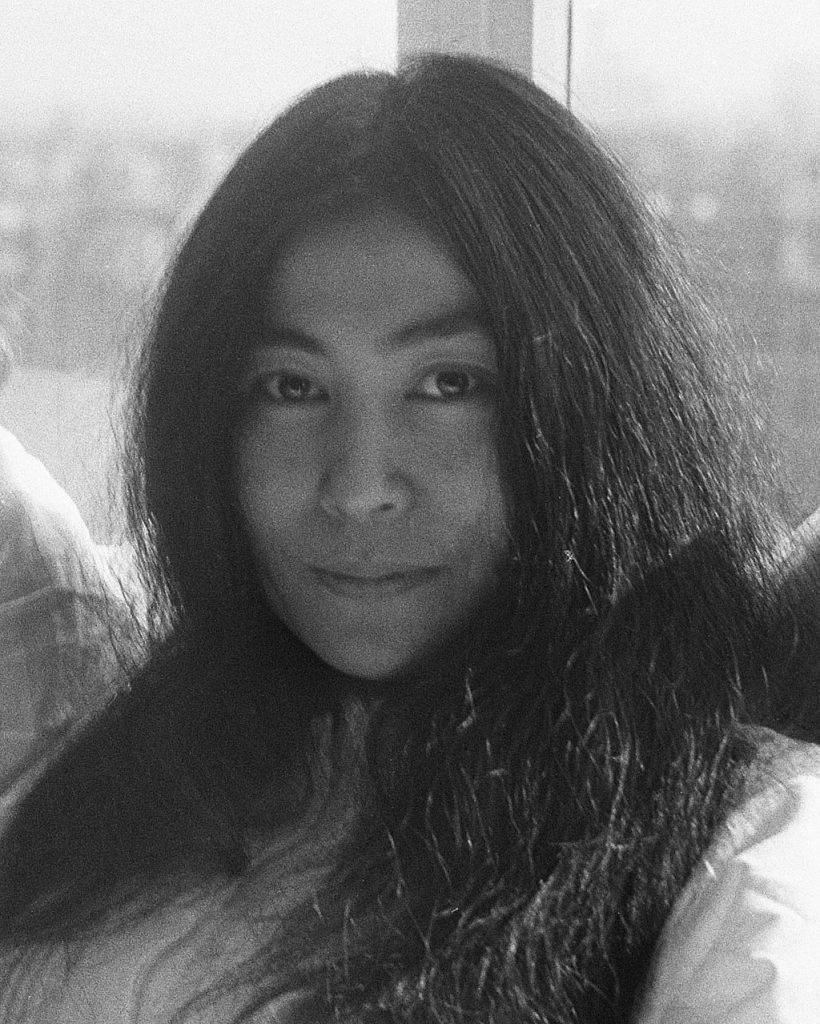 John Lennon en zijn echtgenote Yoko Ono op huwelijksreis in Amsterdam hielden pe Bestanddeelnr 922 2301 cropped