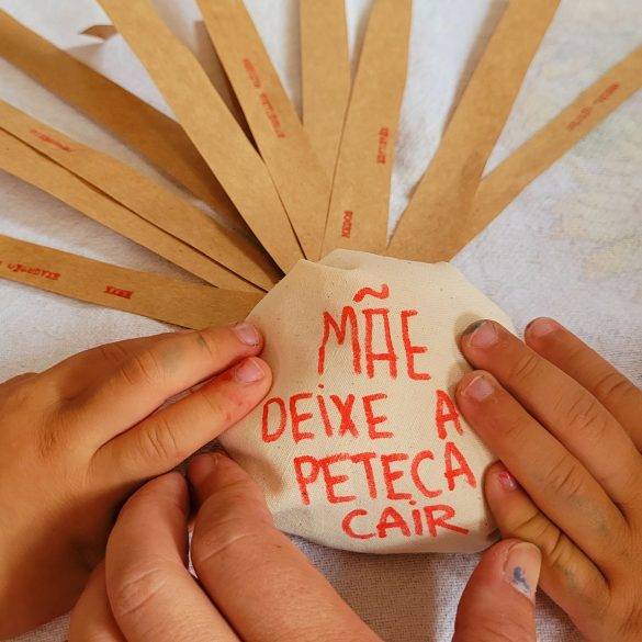 MAE DEIXE A PETECA CAIR. foto Jocarla