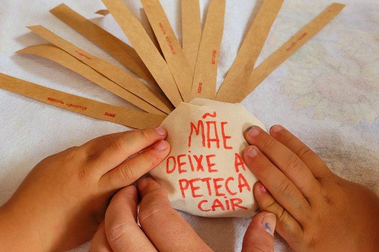 MAE DEIXE A PETECA CAIR. foto Jocarla