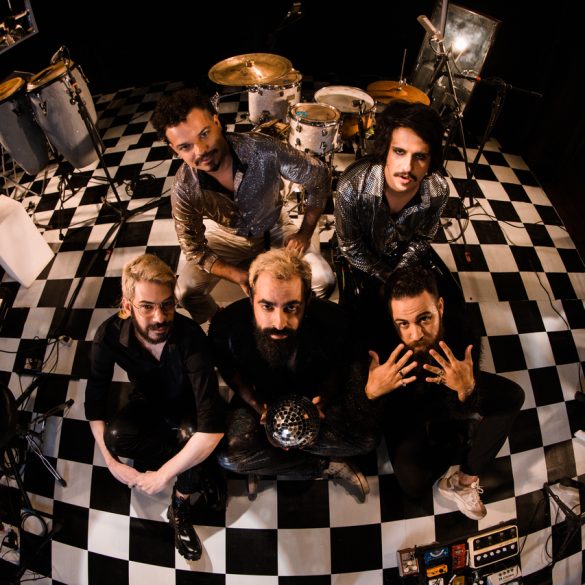 A banda é formada por Pedro Lião, Carlos Filizola, Berna Coimbra, Kildare Nascimento e Damba. (Foto: Hannah Carvalho/Divulgação).