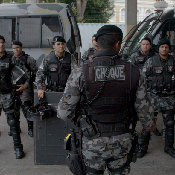 Still Por tras da linha de escudos Credito Reproducao Simio Filmes e Vilarejo Filmes