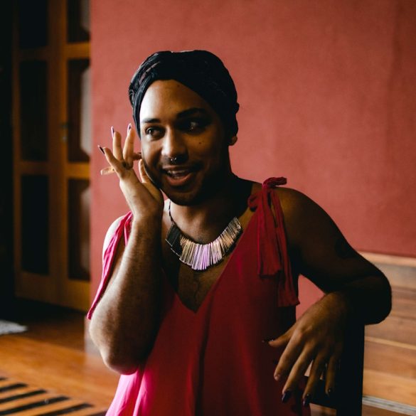 Procura se Bixas Pretas de Vinicius Eliziario BA