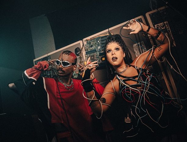 IGNUS foto Barbarize liga a sua trilha autoral ao vivo com banda musica danca artes visuais e identidade periferica e afrofuturista para a estreia da circulacao Manifexta no Recife