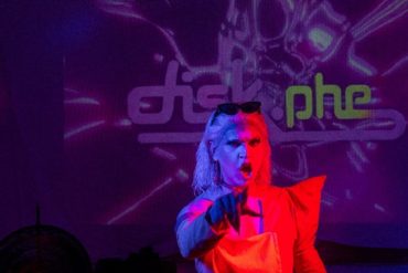 Proposta reforça o protagonismo de artistas drag na construção da experiência de pista. Foto: Arthur Aldo / Divulgação).