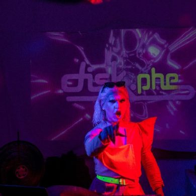 Proposta reforça o protagonismo de artistas drag na construção da experiência de pista. Foto: Arthur Aldo / Divulgação).