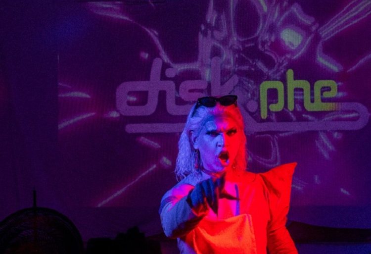 Proposta reforça o protagonismo de artistas drag na construção da experiência de pista. Foto: Arthur Aldo / Divulgação).