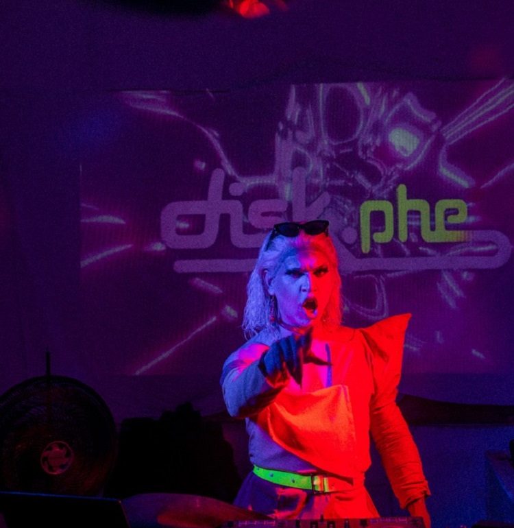 Proposta reforça o protagonismo de artistas drag na construção da experiência de pista. Foto: Arthur Aldo / Divulgação).